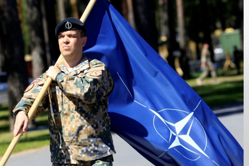 Tvrdi se, a nije tačno da je NATO izazvao „Majdan“-proteste u Ukrajini  Demonstracije koje su počele u Kijevu u novembru 2013. proistekle su iz želje Ukrajinaca za tešnjim vezama sa Evropskom unijom i njihove frustracije kada je bivši predsednik Janukovič usled pritisaka iz Rusije zaustavio napredovanje ka tom cilju.